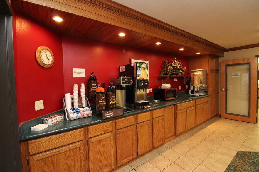 More Photos Of 201 14th St W, Hardin Hotel For Sale