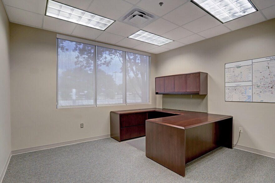 More Photos Of 505 Graham Dr, Tomball Hospital For Lease