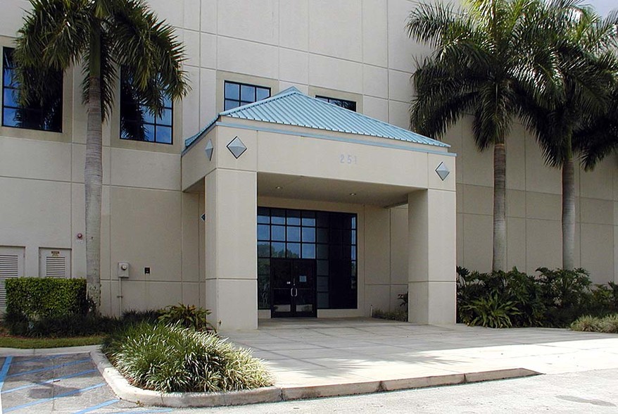 More Photos Of 251 International Pky, Sunrise Warehouse For Lease
