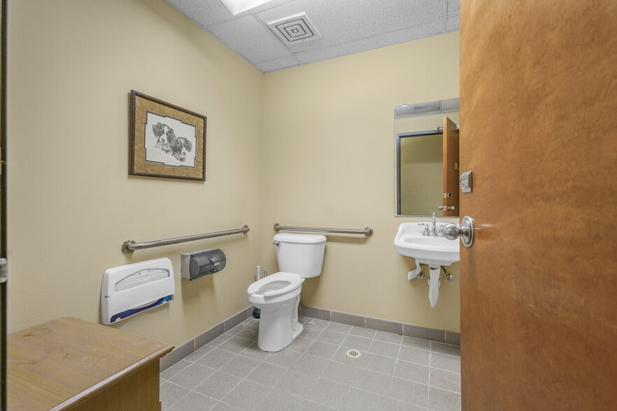 More Photos Of 9407 NE Vancouver Mall Dr, Vancouver Medical For Sale