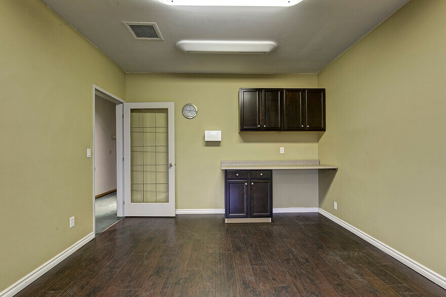 More Photos Of 586 Leon Av, Kelowna Office For Lease