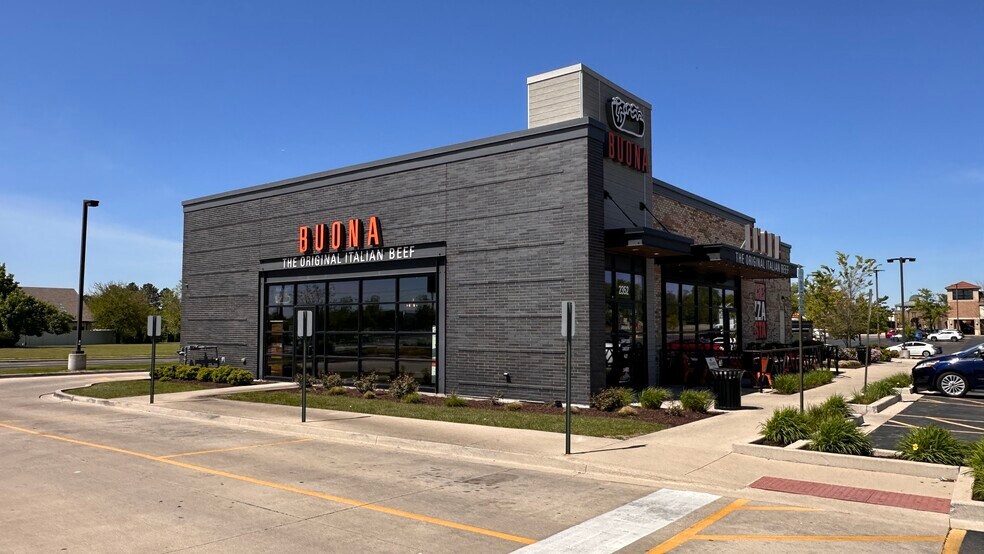 More Photos Of 2300-2350 W Higgins Rd, Hoffman Estates Unknown For Lease