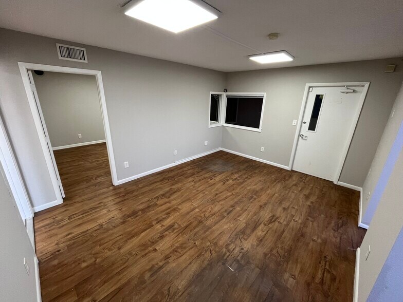 More Photos Of 5180-5186 52nd St, Clearwater Manufacturing For Lease