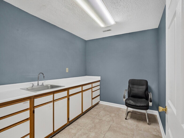 More Photos Of 1424 E Franklin St, Monroe Medical For Sale