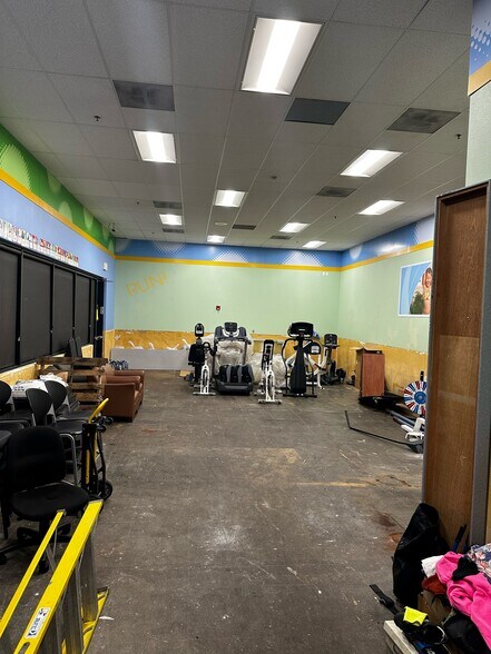 More Photos Of 800 SE Tech Center Dr, Vancouver Showroom For Lease