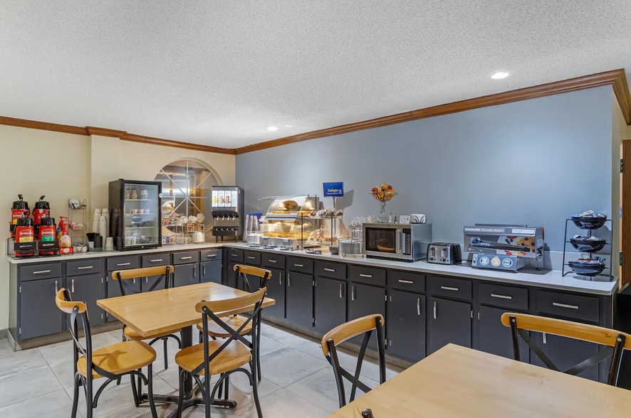 More Photos Of 5131 University Pky, Natchitoches Hotel For Sale
