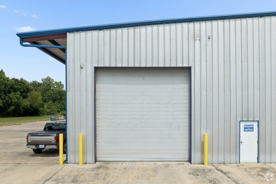 More Photos Of 12050 Proctor St, Houston Warehouse For Lease
