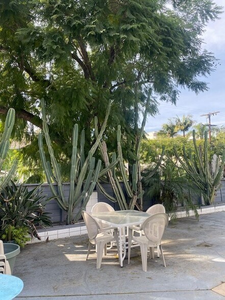 More Photos Of 2030 Holly Dr, Los Angeles Apartments For Sale