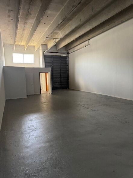 More Photos Of 1671 W 38th Pl, Hialeah Light Distribution For Sale