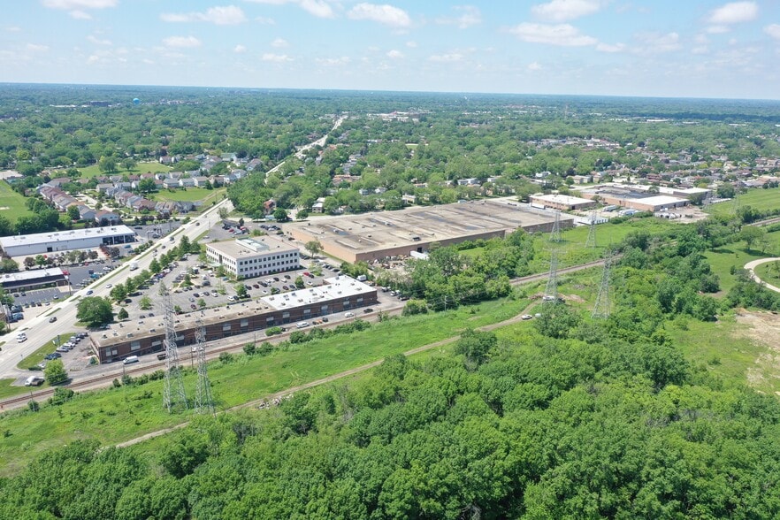 More Photos Of 301-363 N Third Ave, Des Plaines Distribution For Sale