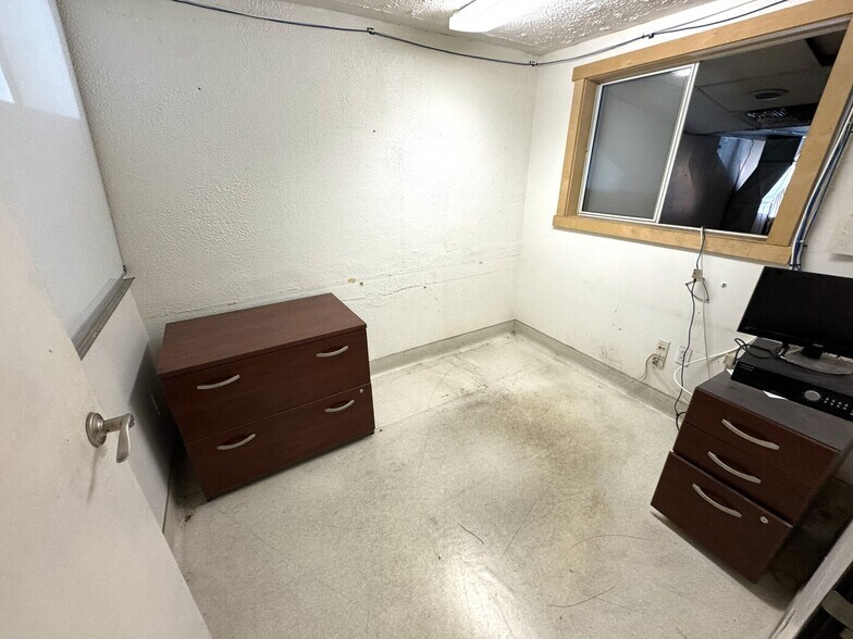 More Photos Of 223-231 E 9th St, Los Angeles Storefront For Lease