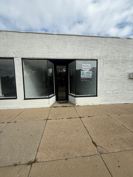 More Photos Of 814-824 Glen Flora Ave, Waukegan Storefront For Lease