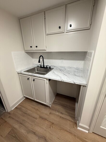 More Photos Of 5734 Windsor Dr, Columbus Office For Lease