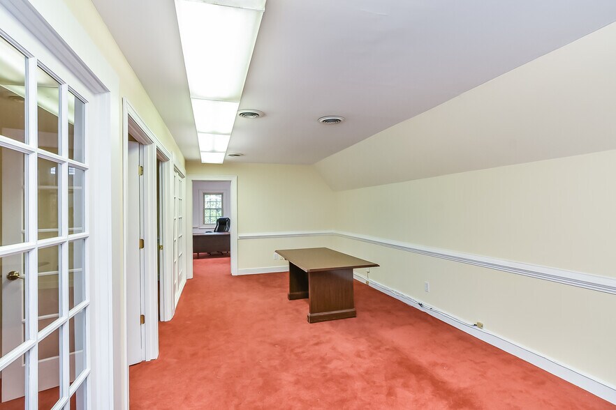 More Photos Of 1900 E Parham Rd, Henrico Office For Sale