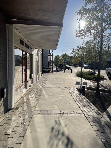 More Photos Of 204 W Knox St, Ennis Storefront Retail Office For Lease