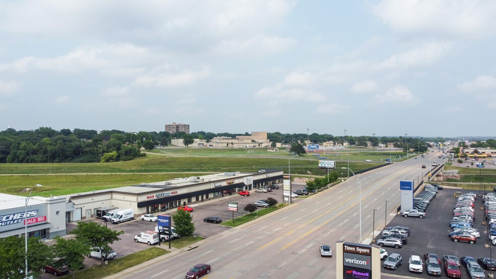 More Photos Of 3500-3510 W 41st St, Sioux Falls General Retail For Lease