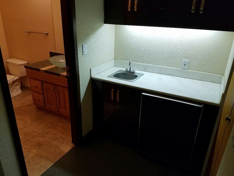 More Photos Of 5040 Edna Ave, Las Vegas Office For Lease