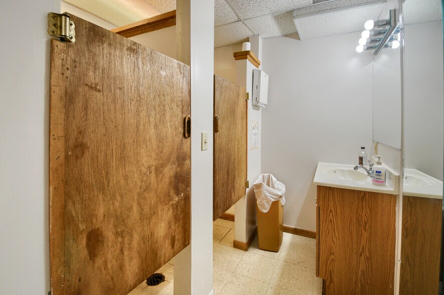 More Photos Of 3306 Lippincott Blvd, Burton Specialty For Sale