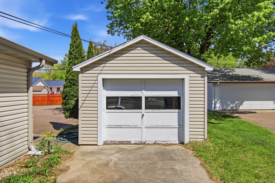 More Photos Of 2108 S Broadway St, Menomonie Office For Sale