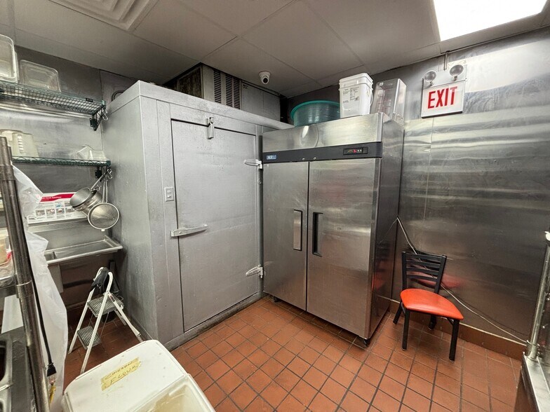 More Photos Of 1811-1819 W North Ave, Chicago Office For Lease