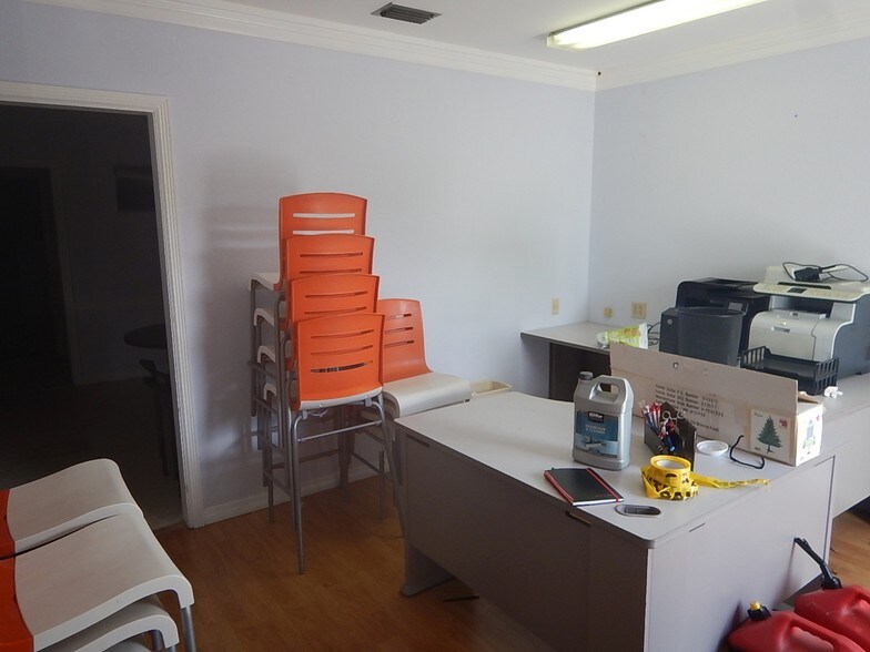 More Photos Of 4199 N Dixie Hwy, Boca Raton Warehouse For Lease