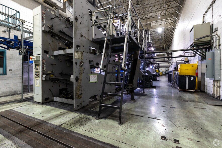 More Photos Of 825 W 6th St, Pueblo Light Distribution For Sale