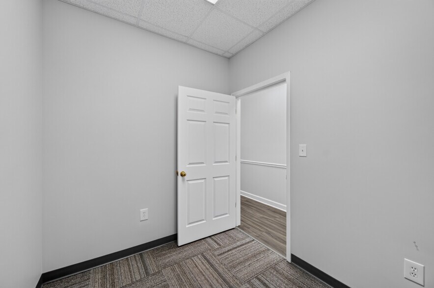 More Photos Of 514 Dabney Rd, Henderson Office For Lease