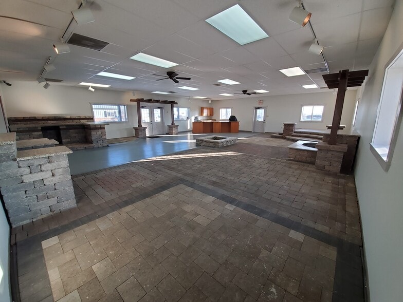 More Photos Of 1804 N Towanda Barnes Rd, Bloomington Flex For Lease