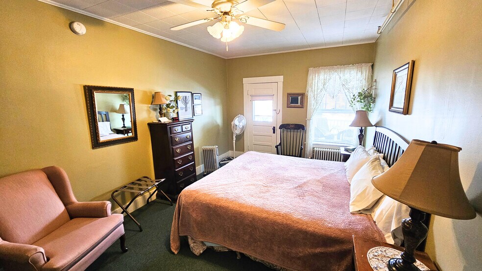 More Photos Of 40 Common St, Chester Hotel For Sale