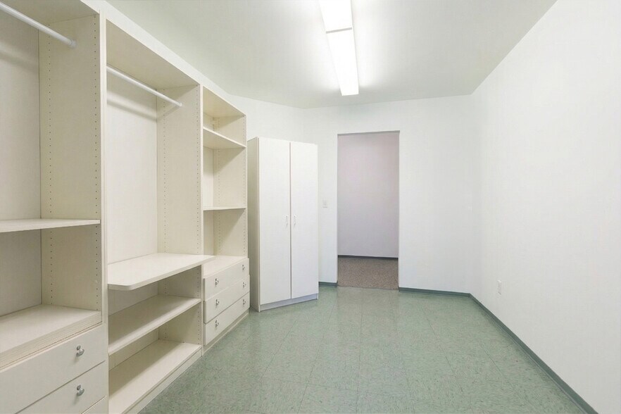 More Photos Of 12185 Beecher St, Surrey Storefront For Sale