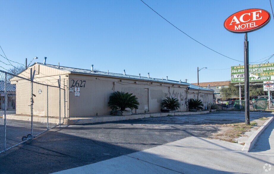 Primary Photo Of 2627 Manor Rd, Austin Hotel For Sale