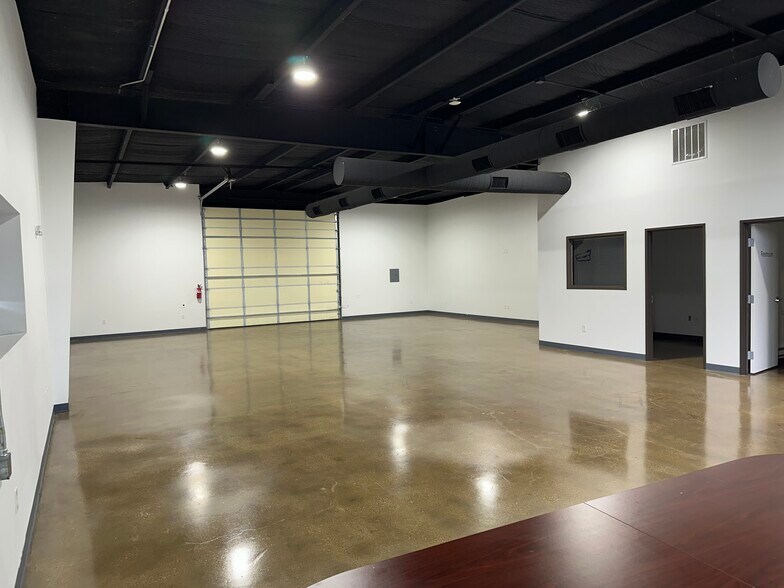 More Photos Of 5001 Dexham Rd, Rowlett Showroom For Lease