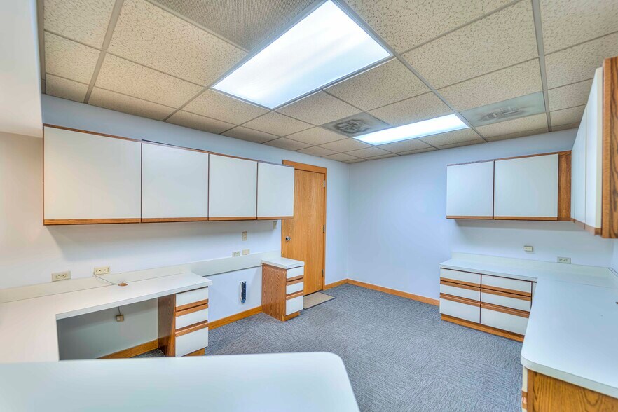 More Photos Of 900 E Michigan Ave, Jackson Office For Sale