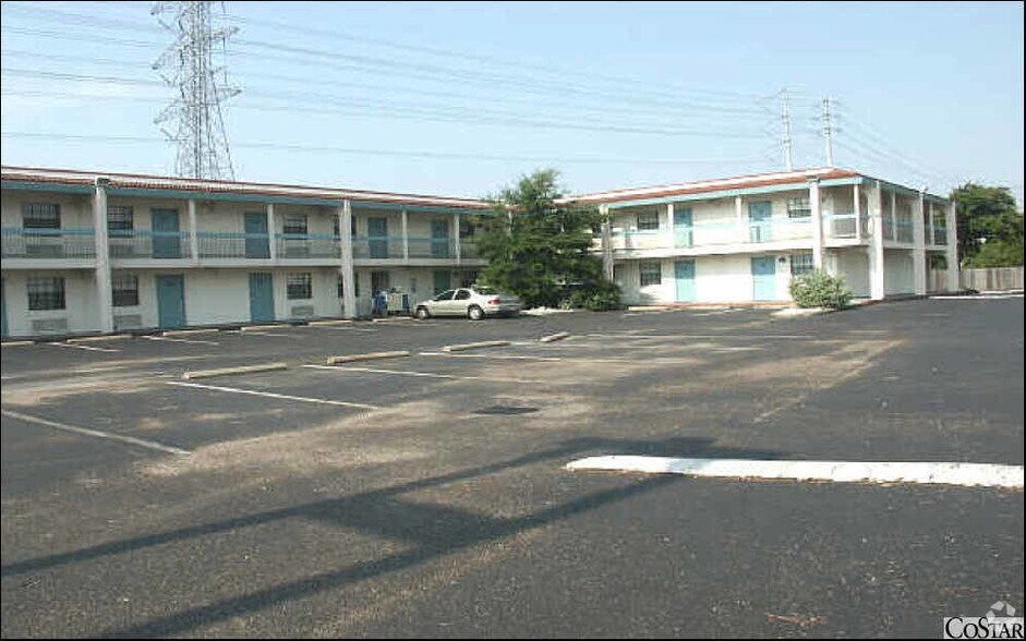 More Photos Of 6 N Sam Houston Pky E, Houston Hotel For Sale