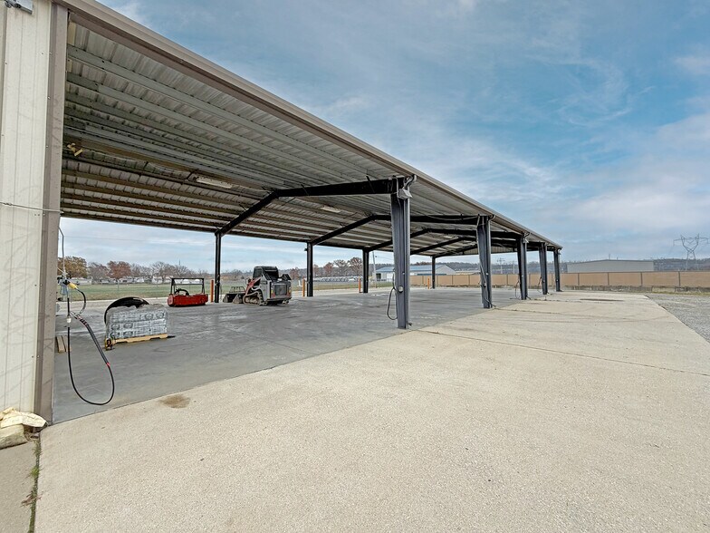 More Photos Of 311 Transpoint dr, Dupo Industrial For Lease