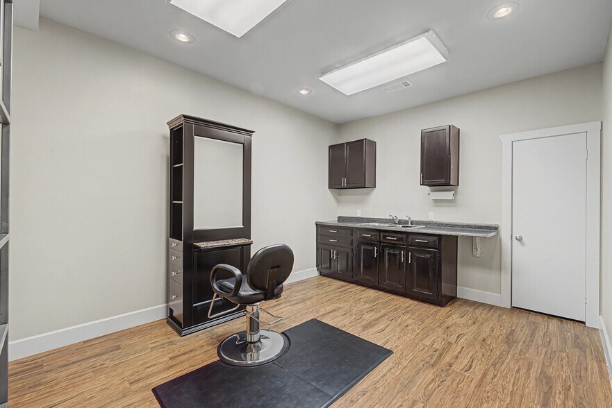 More Photos Of 1133 NW J St, Bentonville Office For Sale