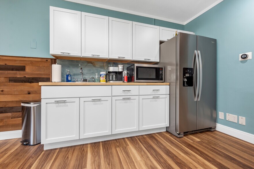 More Photos Of 134 S Main St, Columbia Drugstore For Sale