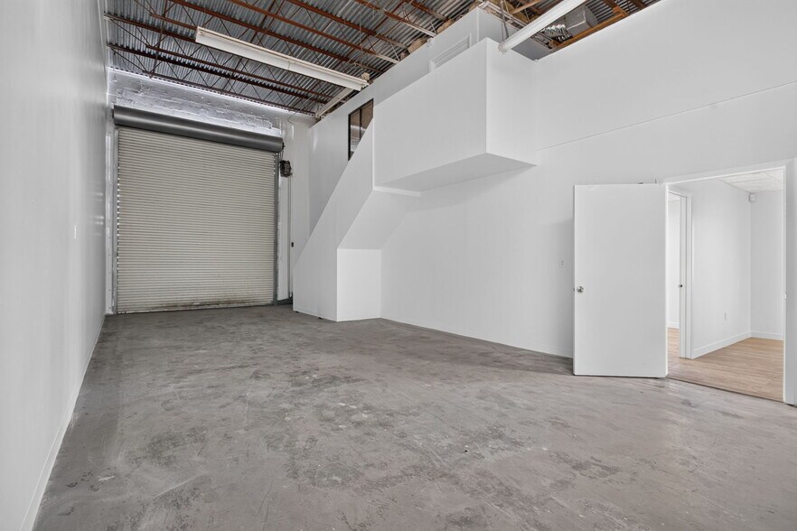 More Photos Of 4700-4712 NE 11th Ave, Oakland Park Warehouse For Lease