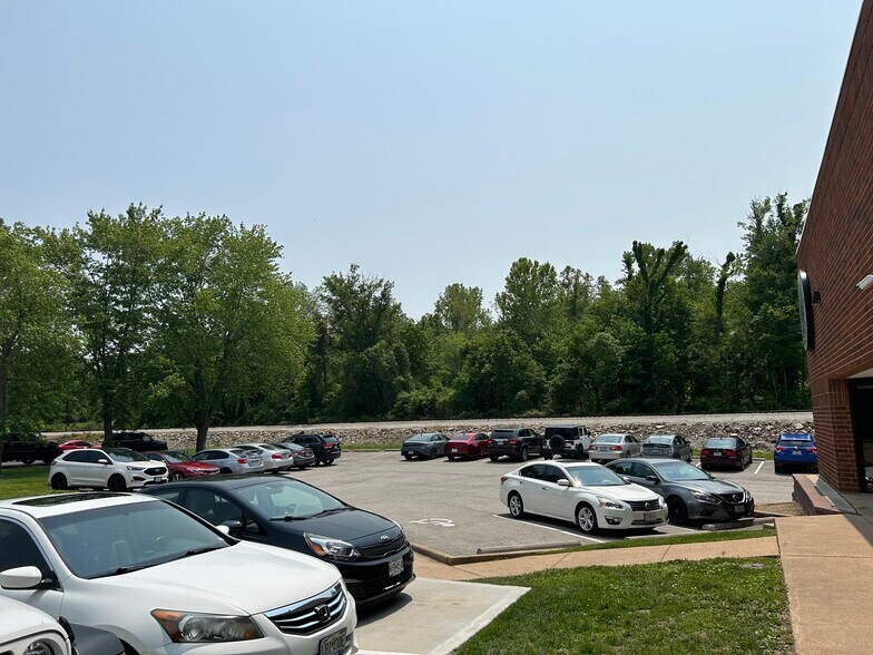 More Photos Of 251-253 Chesterfield Industrial Blvd, Chesterfield Warehouse For Sale