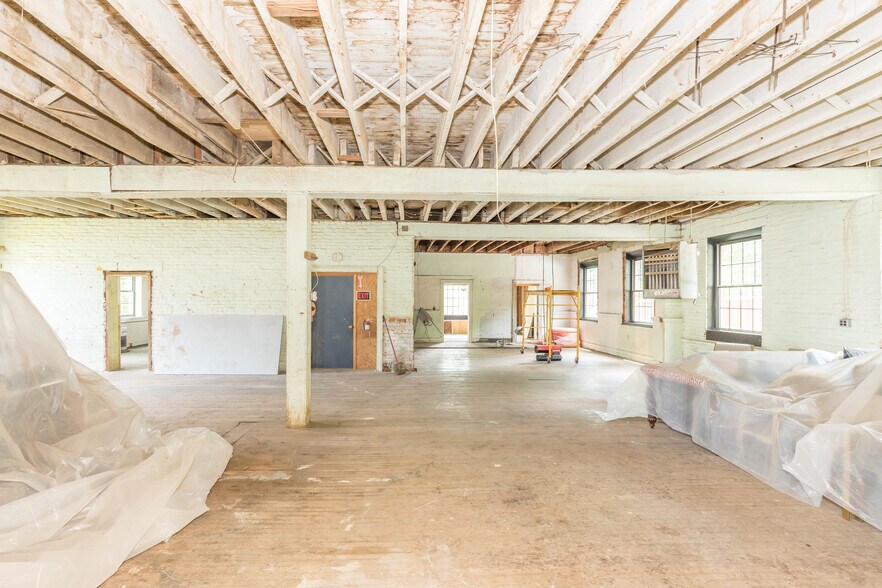 More Photos Of 1340 W Main St, Wytheville Loft Creative Space For Sale
