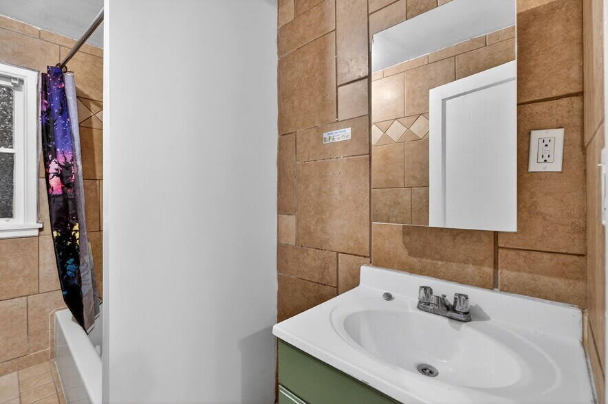 More Photos Of 4401 N 16th St, Phoenix Freestanding For Lease