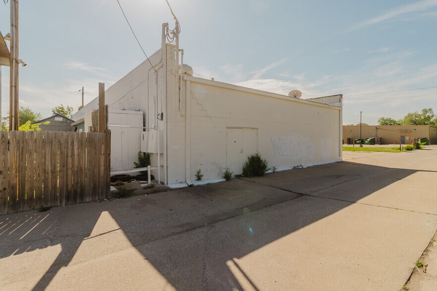 More Photos Of 1015 S Meridian Ave, Wichita Auto Repair For Sale