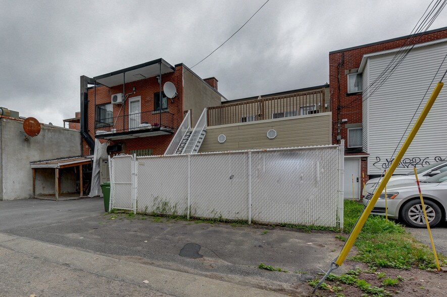More Photos Of 89 Boul Henri-Bourassa O, Montréal Specialty For Sale