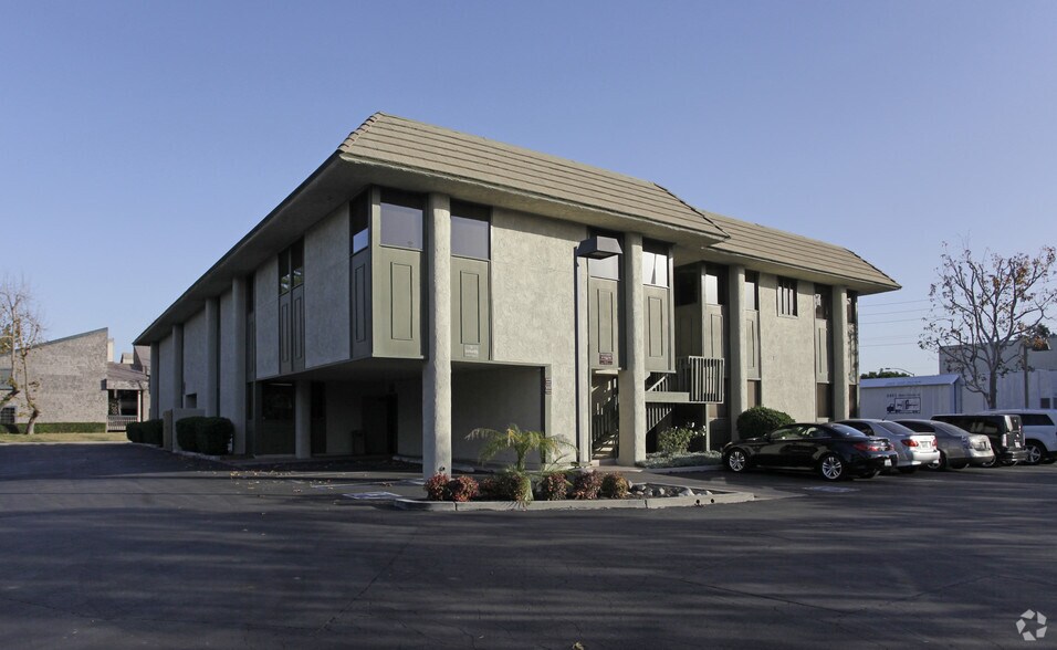 More Photos Of 1100 N Tustin Ave, Santa Ana Medical For Lease
