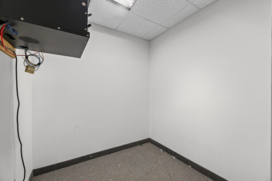 More Photos Of 37401 Stevens Blvd, Willoughby Flex For Lease