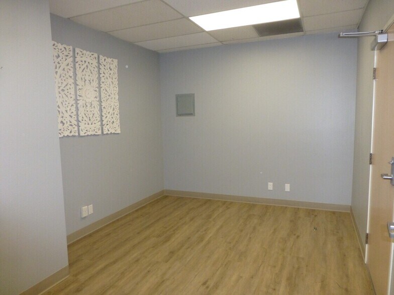 More Photos Of 128 Auburn Ct, Westlake Village Medical For Lease
