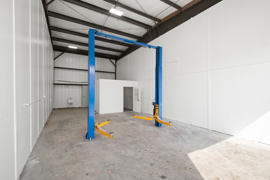More Photos Of 320 Warfield Ave, Venice Warehouse For Sale