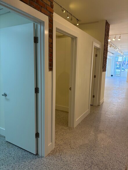 More Photos Of 19-23 N Blvd Of Presidents, Sarasota Storefront For Lease