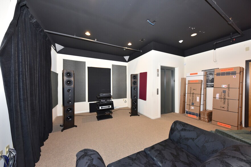 More Photos Of 8766 N Deerwood Dr, Milwaukee Freestanding For Sale