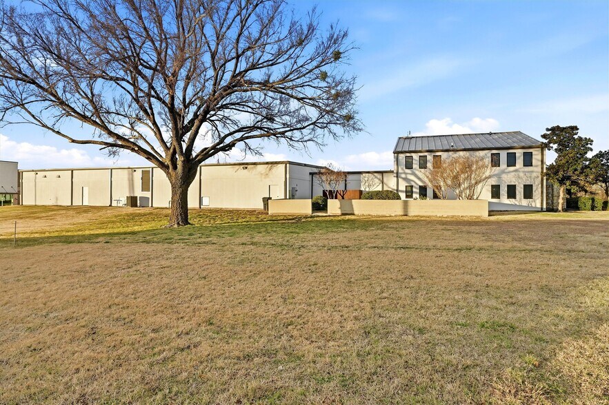 More Photos Of 304 Progress Dr, Sherman Warehouse For Sale